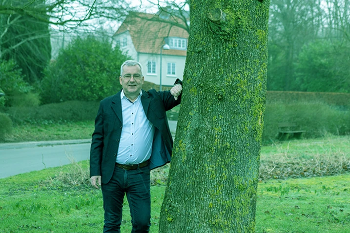 Søren Kuus læner sig op af træ