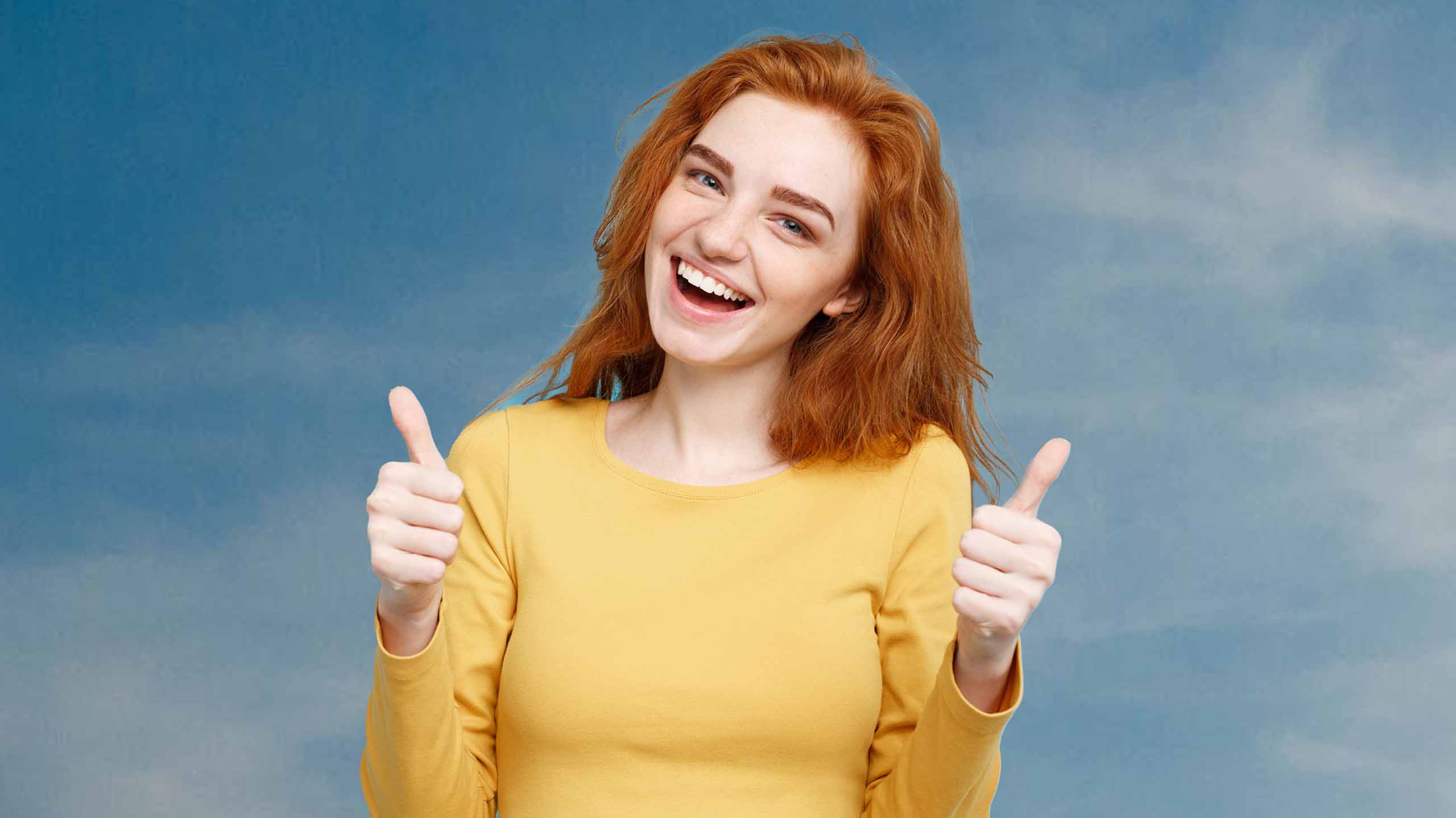 Billede af en kvinde, der giver thumbs up
