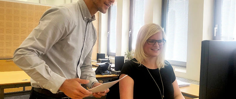 2 personer ser på skærm